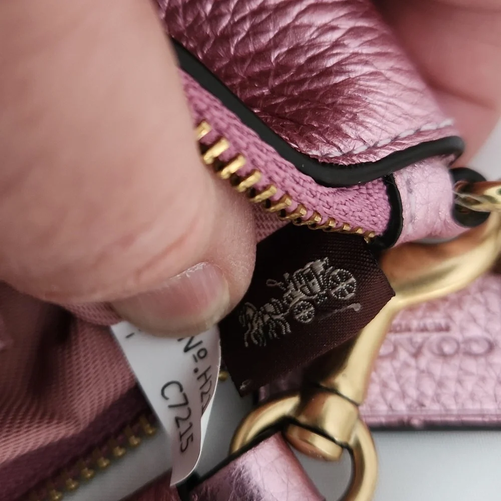 Beautiful NWOT Coach Metallic Pink  Leather Wristlet/Wallet & Dust Cover 🩷✨️💖 - Picture 10 of 15